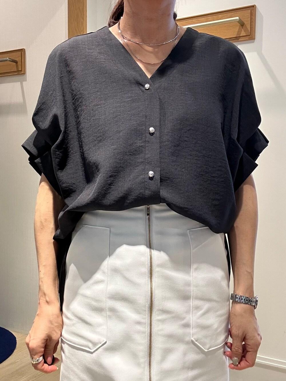 「大人カジュアル、大人女子、春、カジュアルコーデ、大人かわいい、オトナカジュアル、春服、キレイめ、低身長女子、デニムコーデ、きれいめカジュアル、パンツスタイル、デニム、きれいめコーディネート、パンツコーデ」｜「MICO COULIERのサップタンブラーシャツ（シャツ/ブラウス、グレー系）」を使った、daimonさん（骨格ナチュラル・レディース・154cm）の春コーディネートの7枚目の写真