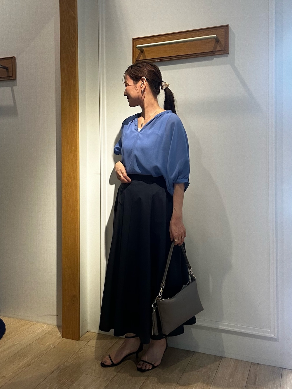 ブルー系のシャツ/ブラウス、ホワイト系のTシャツ/カットソー、ブルー系のスカートを着用したレディースの夏コーディネートの4枚目の写真