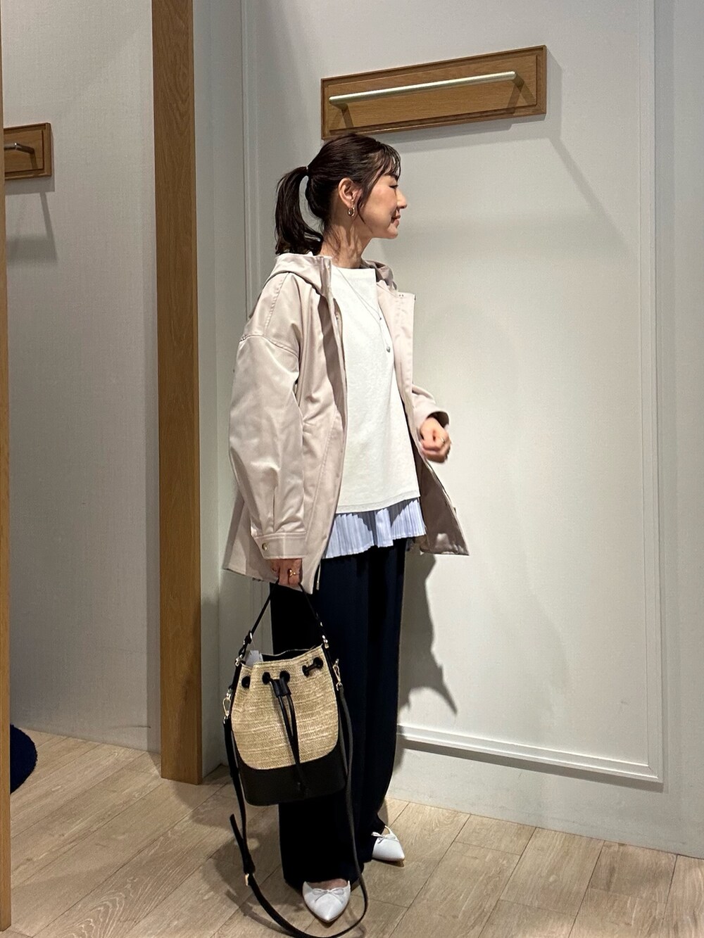 ブラック系のバッグ、ベージュ系のブルゾン、ホワイト系のニット/セーターを着用したレディースの春コーディネートの2枚目の写真