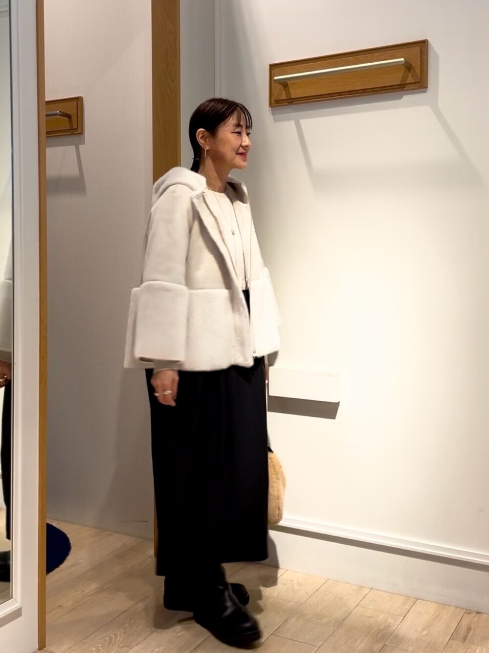 「冬アウター、シンプルコーデ、冬のコーデ、オトナ女子、大人女子、きれいめコーディネート、冬、秋冬コーデ、初冬コーデ、アウターコーデ、初春コーデ、40代コーデ、40代ファッション、ムートンコート、ニットワンピース」｜「MICO COULIERのフェイクムートンファーコート（ブルゾン、ベージュ系）」を使った、daimonさん（骨格ナチュラル・レディース・154cm）の冬コーディネートの2枚目の写真
