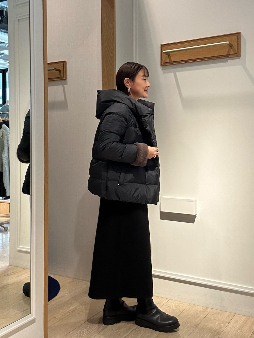 「冬アウター、大人コーデ、秋冬コーデ、シンプル、きれいめコーディネート、ラクチンコーデ、ワンピーススタイル、きれいめコーデ、ニットワンピース、ニットワンピースコーデ、ダウンコート、ダウンコーデ、低身長コーデ、低身長女子、40代ファッション」｜「MICO COULIERのラメスタンドプルオーバー＋ワンピースSET（ワンピース、グレー系）」を使った、daimonさん（骨格ナチュラル・レディース・154cm）の冬コーディネートの8枚目の写真