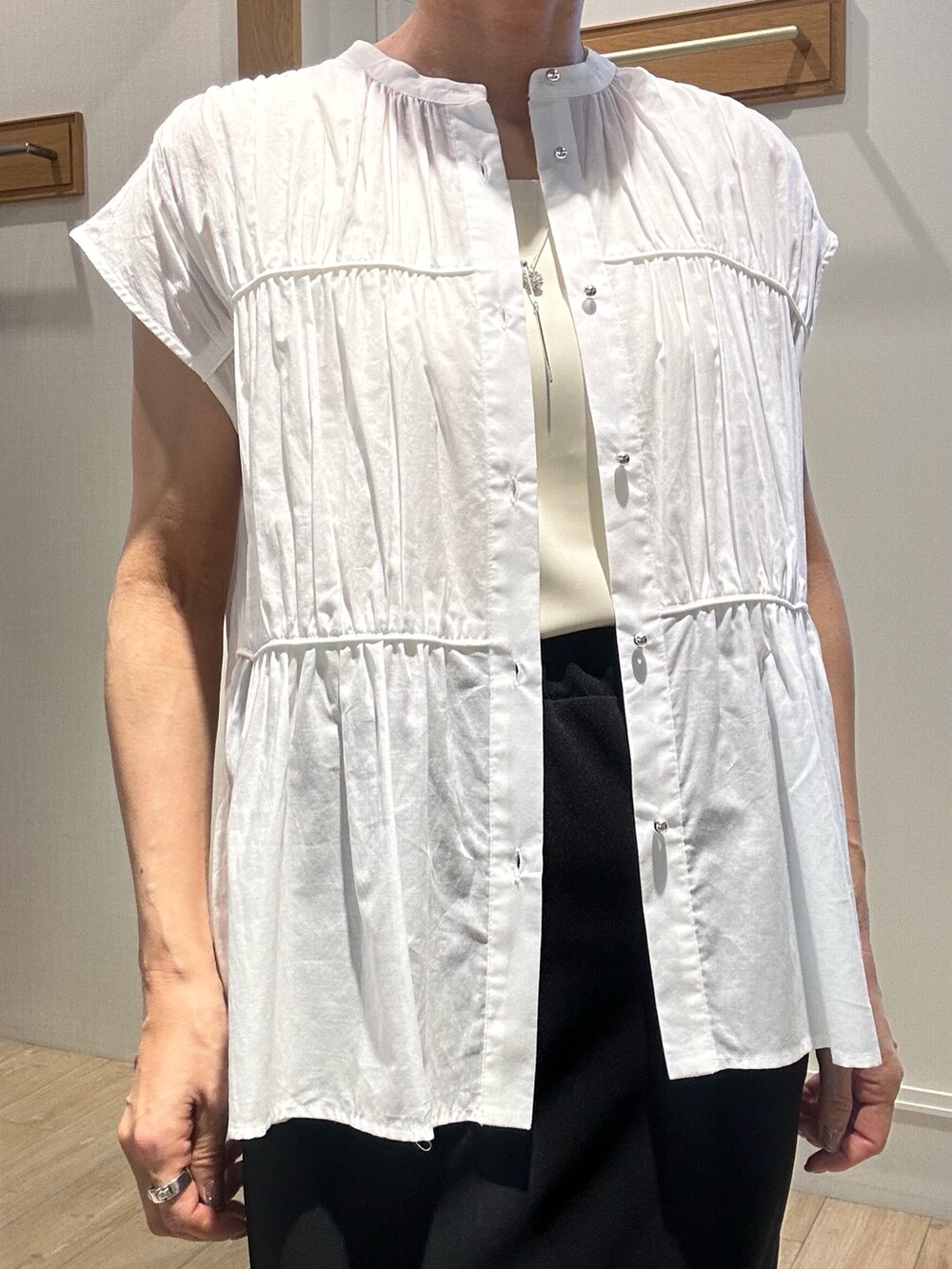「レイヤードスタイル、夏コーデ、夏服コーデ、初夏コーデ、低身長女子、シアートップス、夏ファッション、おでかけコーデ、キレイめカジュアル、大人ファッション、低身長コーデ、お仕事コーデ、オフィスカジュアル、オトナカワイイ、梅雨」｜「MICO COULIERの60ボイルローンブラウス（シャツ/ブラウス、ホワイト系）」を使った、daimonさん（レディース・154cm）の夏コーディネートの7枚目の写真