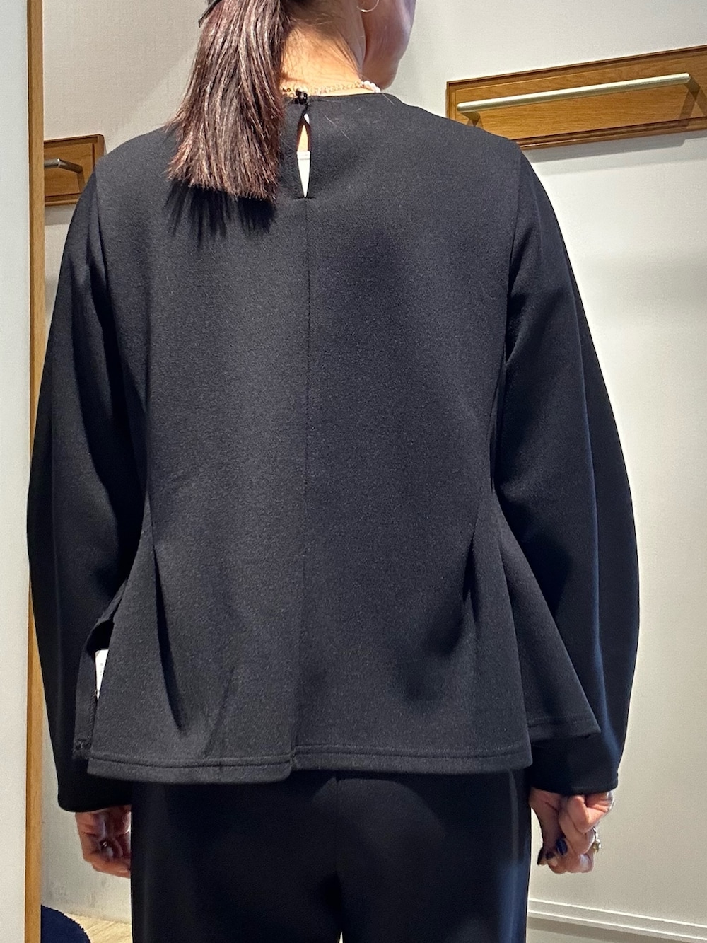 ブルー系のシャツ/ブラウス、ブルー系のその他パンツを着用したレディースの冬コーディネートの6枚目の写真