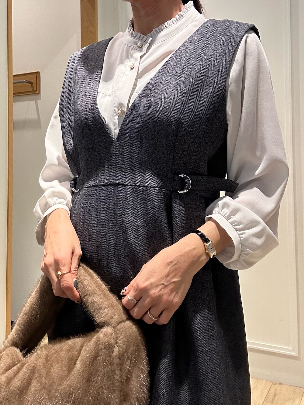 ベージュ系のシャツ/ブラウス、グレー系のワンピース、ホワイト系のカーディガン/ボレロを着用したレディースの秋コーディネートの7枚目の写真