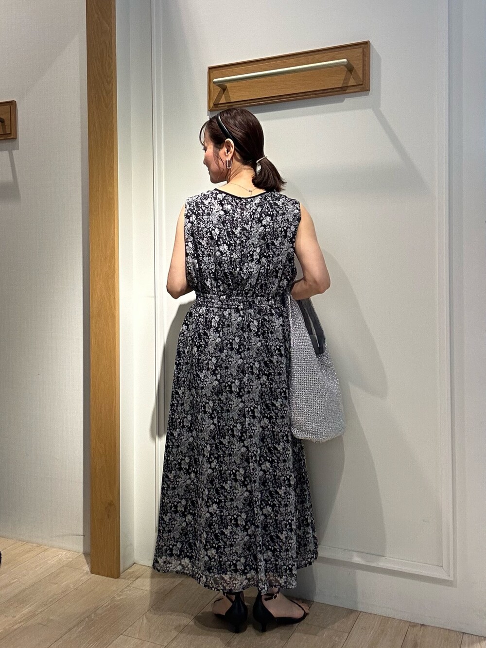 ブラック系のワンピース、ブラック系のサンダル、ブラック系のノーカラージャケットを着用したレディースの夏コーディネートの4枚目の写真