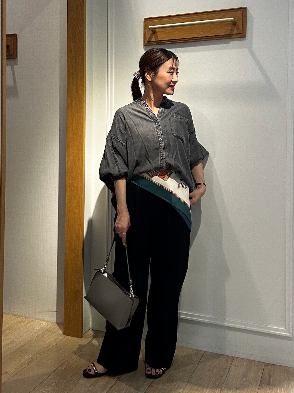 グレー系のシャツ/ブラウス、グレー系のショルダーバッグ、グレー系のスカートを着用したレディースの夏コーディネートの6枚目の写真