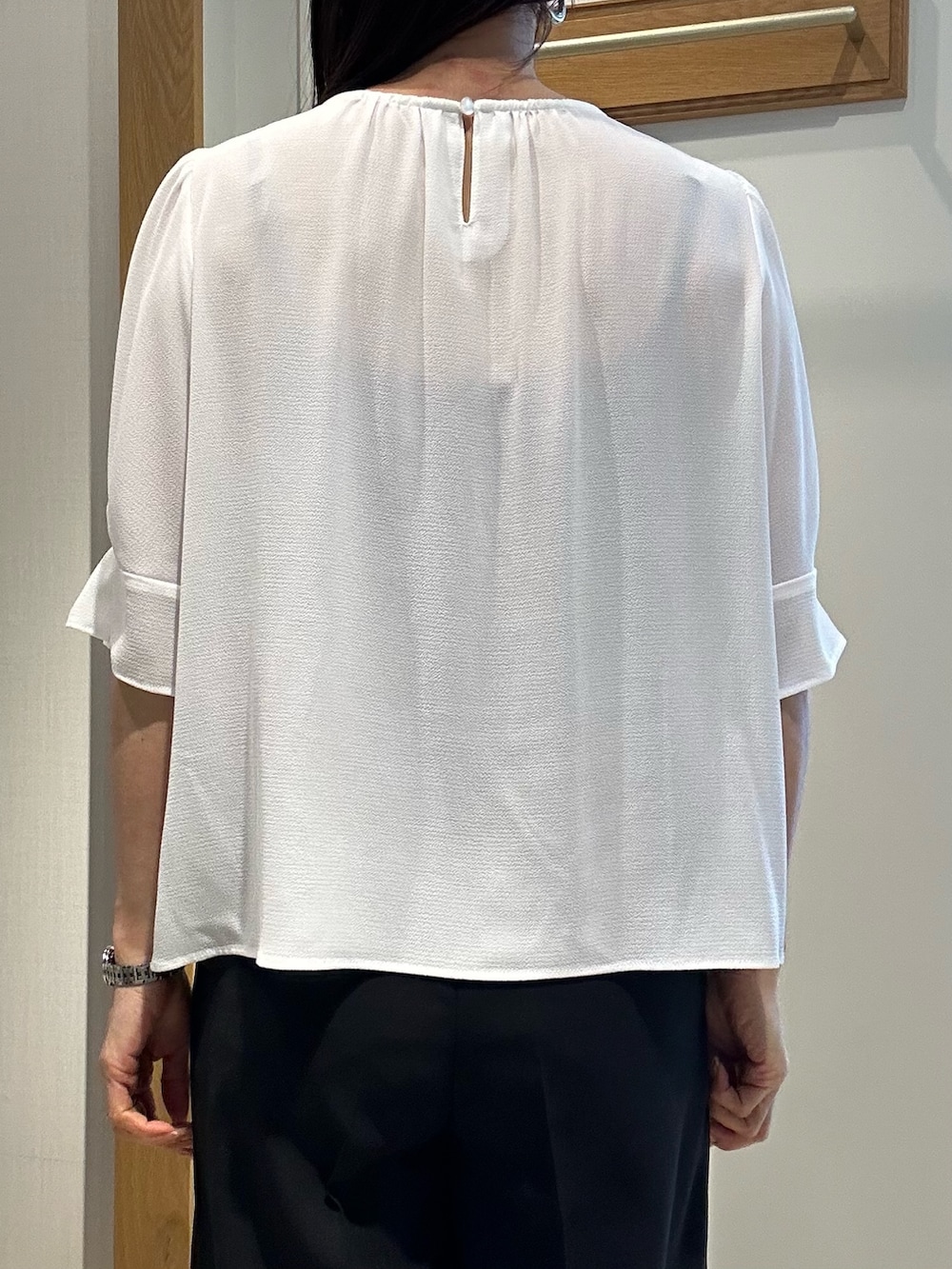 「春めき満開コーデ、春服、おでかけコーデ、ワントーンコーデ、ブラック、低身長コーデ、ショルダーバッグ、テーラードジャケット、ノーカラージャケット、スーツ、スーツスタイル、スーツコーデ、お仕事、お仕事コーデ、お仕事スタイル」｜「MICO COULIERのパオパオシフォンブラウス（シャツ/ブラウス、ホワイト系）」を使った、daimonさん（骨格ナチュラル・レディース・154cm）の春コーディネートの7枚目の写真