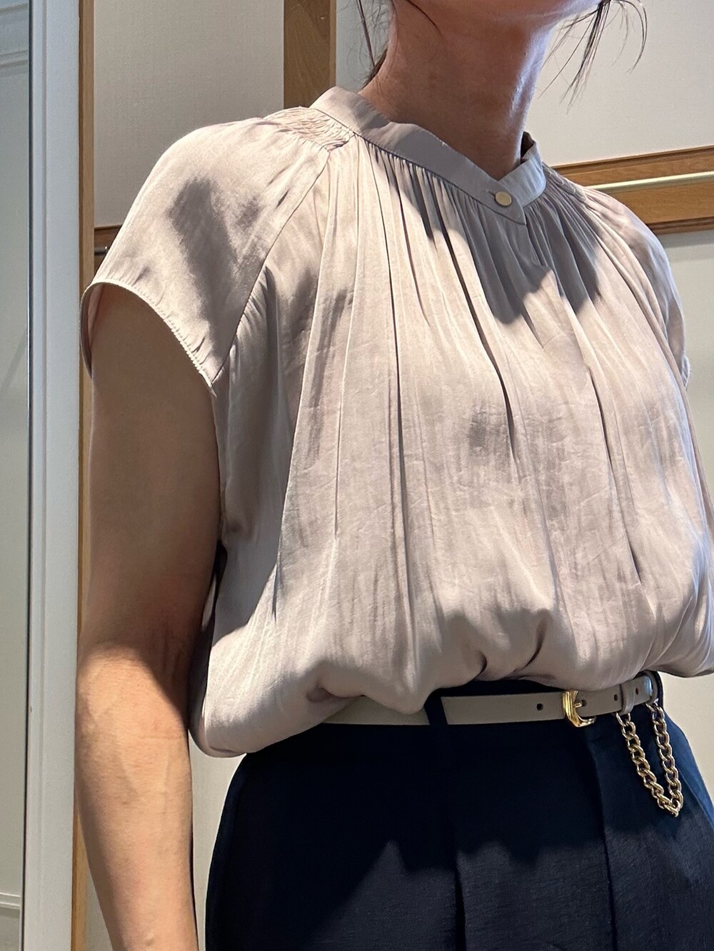 「サンダル、シャツスタイル、低身長コーデ、パンツコーデ、春夏コーデ、大人コーデ、低身長女子、150cm台コーデ、スラックスパンツ、キレイめコーデ、40代ファッション、通勤コーデ、通勤スタイル、お仕事コーデ、お仕事スタイル」|「MICO COULIERのポリワッシャーカルゼZIPアップジャケット(ブルゾン、ホワイト系)」を使った、daimonさん(レディース・154cm)の夏コーディネートの5枚目の写真
