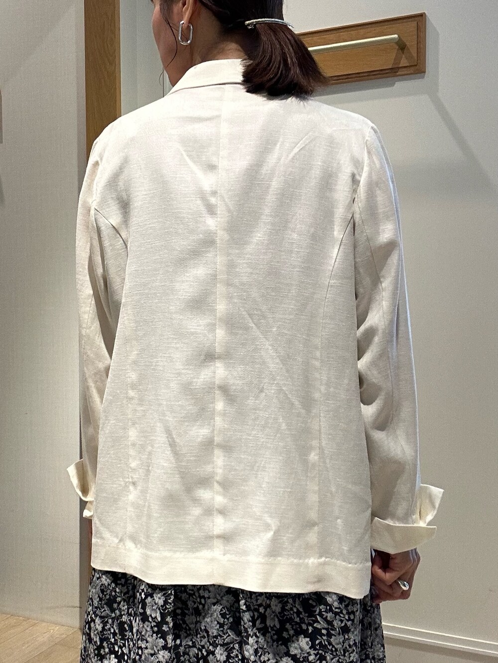 ブラック系のワンピース、ホワイト系のテーラードジャケット、ブラック系のショルダーバッグを着用したレディースの夏コーディネートの8枚目の写真