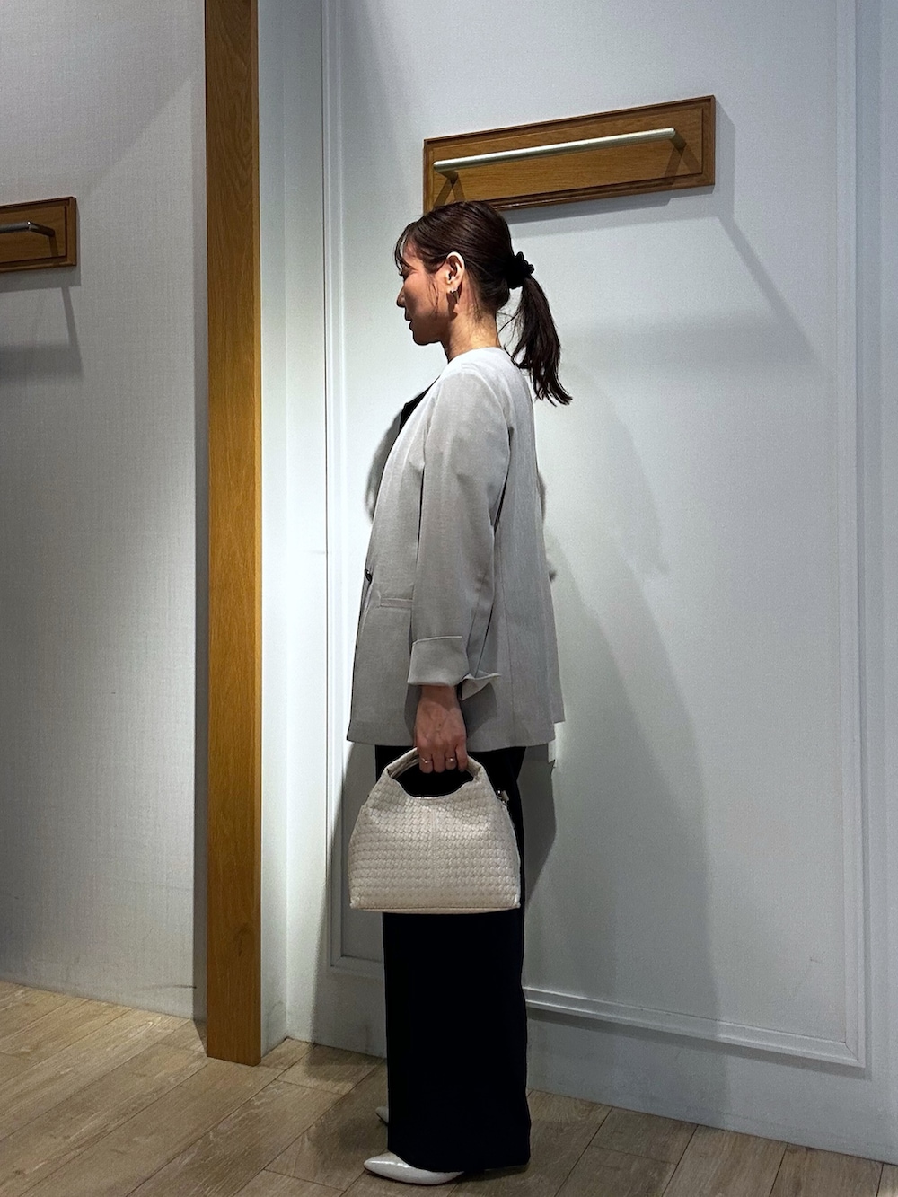 ブルー系のシャツ/ブラウス、ブルー系のその他パンツ、ベージュ系のノーカラージャケットを着用したレディースの春コーディネートの2枚目の写真