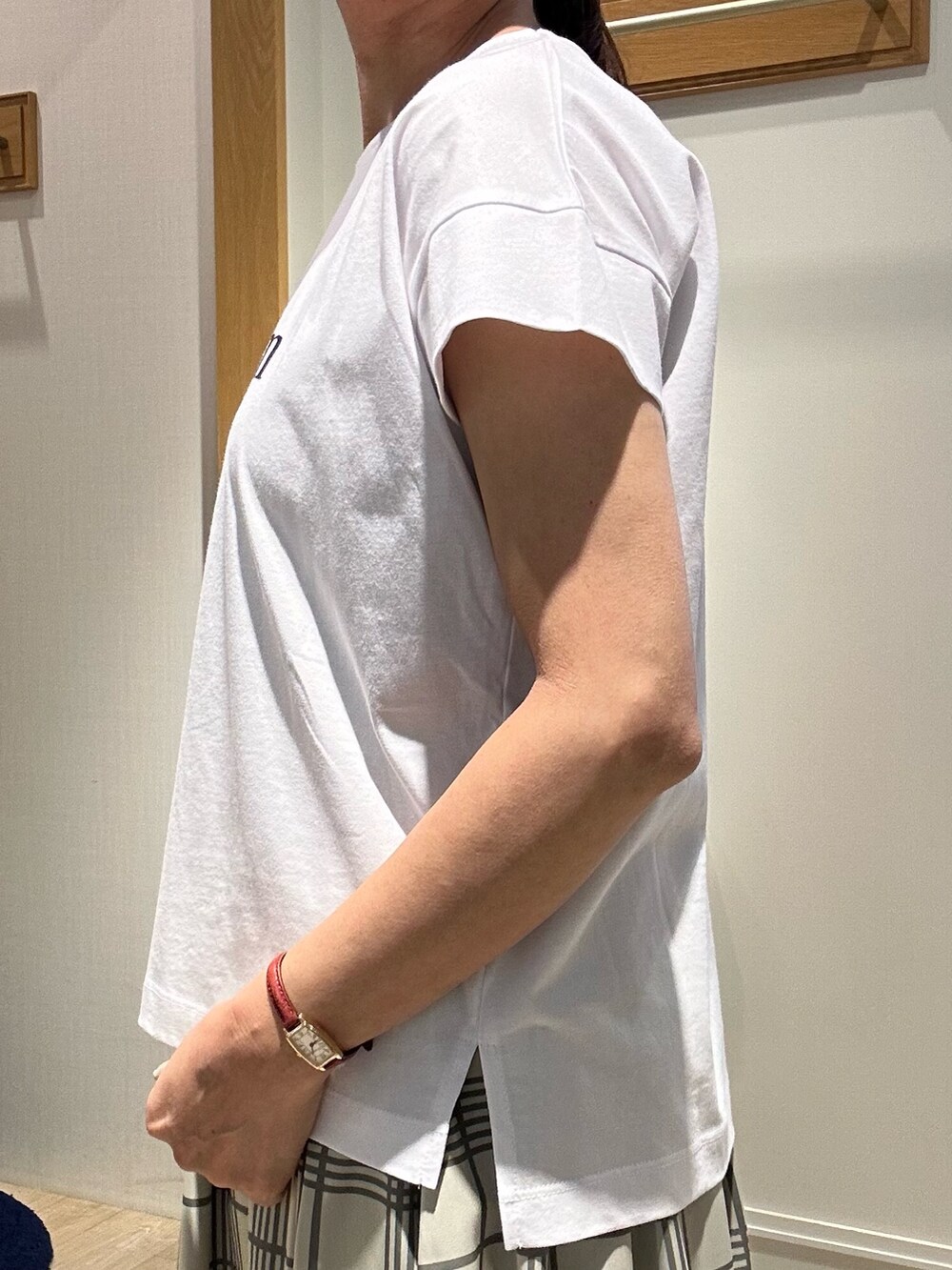 ホワイト系のTシャツ/カットソー、ホワイト系のスカート、イエロー系のショルダーバッグを着用したレディースの春コーディネートの6枚目の写真