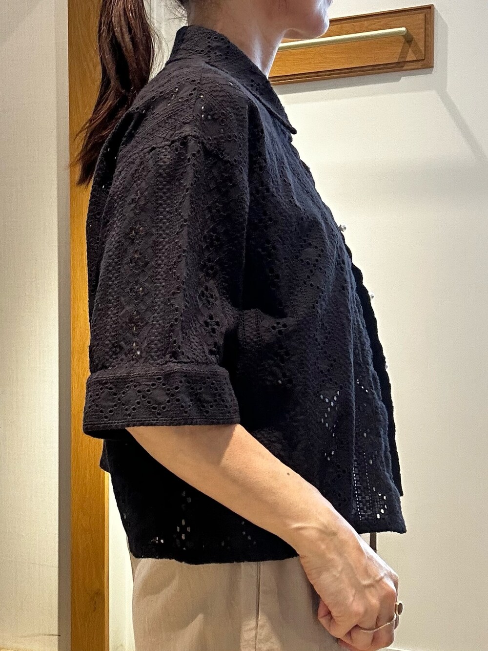 ブラック系のシャツ/ブラウス、グレー系のTシャツ/カットソー、ベージュ系のその他パンツを着用したレディースの春コーディネートの7枚目の写真