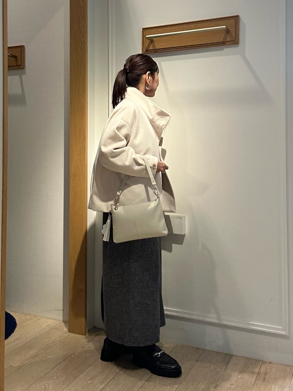 ホワイト系のテーラードジャケット、グレー系のワンピース、ホワイト系のシャツ/ブラウスを着用したレディースの秋コーディネートの4枚目の写真