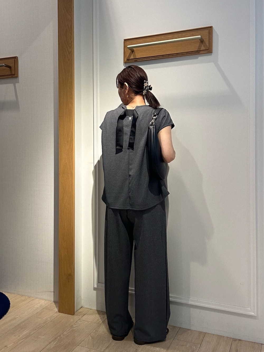 「セットアップ、夏ルックで気分アップ、休日スタイル、オトナ女子、シンプルスタイル、夏服コーデ、大人ファッション、夏ファッション、パンツスタイル、今日のコーデ、着回しコーデ、150cm台コーデ、154cm、セットアップスタイル、低身長」｜「MICO COULIERの《セット商品》カットジョーゼット杢　ブラウス＋パンツ（セットアップ）（シャツ/ブラウス、グレー系）」を使った、daimonさん（レディース・154cm）の夏コーディネートの2枚目の写真
