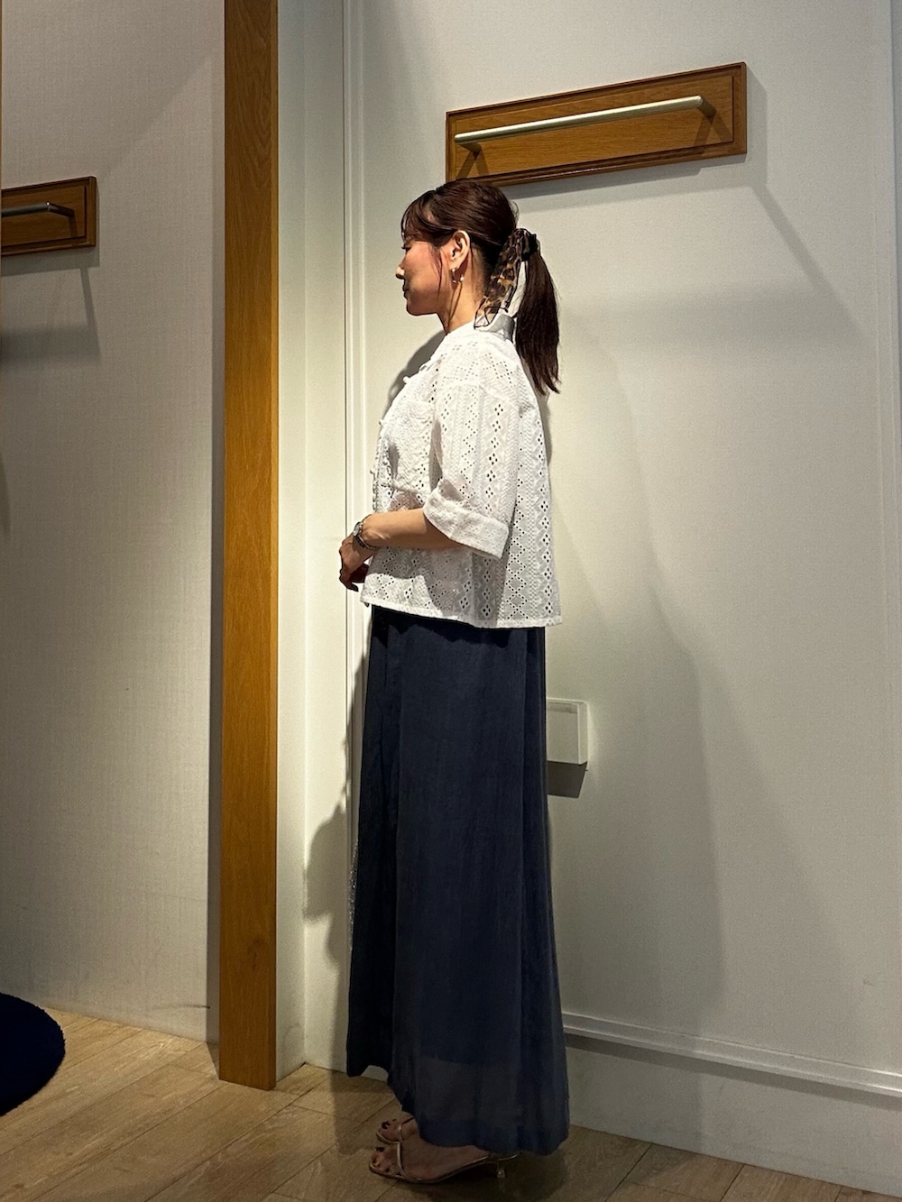 ホワイト系のシャツ/ブラウス、ブルー系のワンピース、シルバー系のトートバッグを着用したレディースの春コーディネートの2枚目の写真