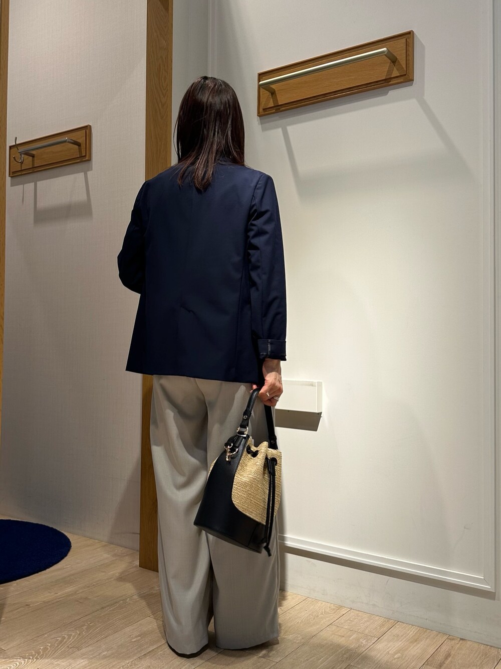「春コーデ、春めき満開コーデ、春服コーデ、大人可愛い、大人コーデ、春、春服、低身長女子、お花見コーデ、カジュアルコーデ、150cm台コーデ、低身長コーデ、40代ファッション、ボーダートップス、ボーダーTシャツ」｜「MICO COULIERのラメボーダーロゴT（Tシャツ/カットソー、グレー系）」を使った、daimonさん（骨格ナチュラル・レディース・154cm）の春コーディネートの10枚目の写真