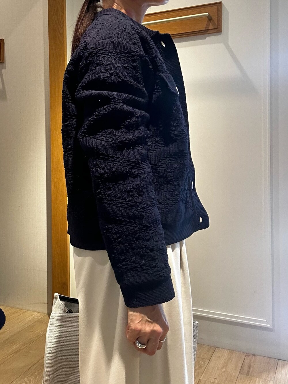 ブルー系のカーディガン/ボレロ、ホワイト系のTシャツ/カットソー、ホワイト系のその他パンツを着用したレディースの冬コーディネートの7枚目の写真