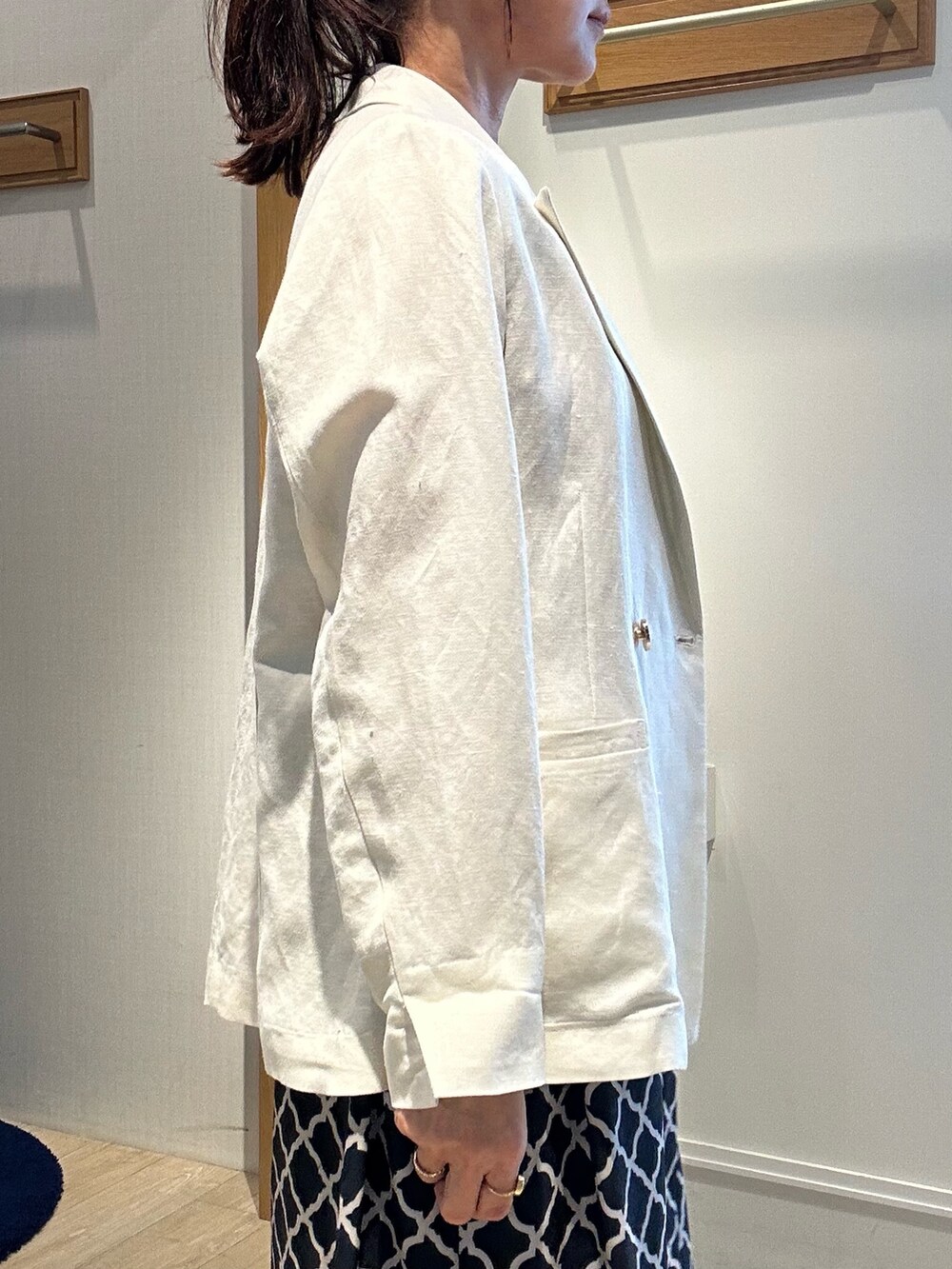 「春色、春めき満開コーデ、大人カジュアル、お花見コーデ、大人女子、春服コーデ、オトナカワイイ、レディースファッション、デイリーカジュアル、デートコーデ、お出かけコーデ、初春コーデ、低身長コーデ、低身長女子、40代ファッション」｜「MICO COULIERのイージーケアリネンジャケット（テーラードジャケット、ホワイト系）」を使った、daimonさん（骨格ナチュラル・レディース・154cm）の春コーディネートの6枚目の写真