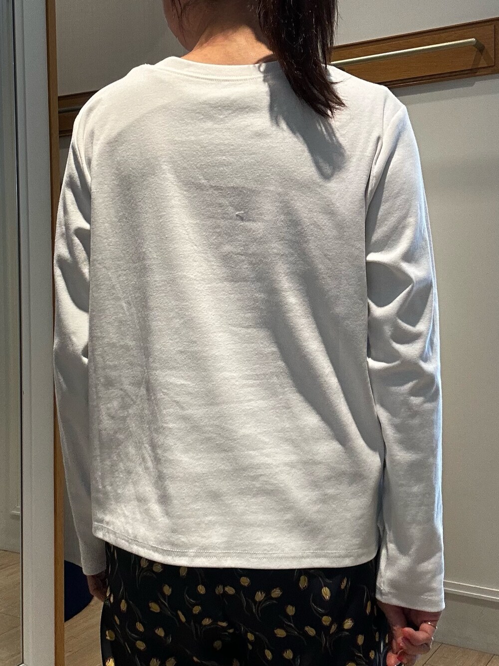 ブルー系のその他パンツ、ブルー系のシャツ/ブラウスを着用したレディースの冬コーディネートの8枚目の写真