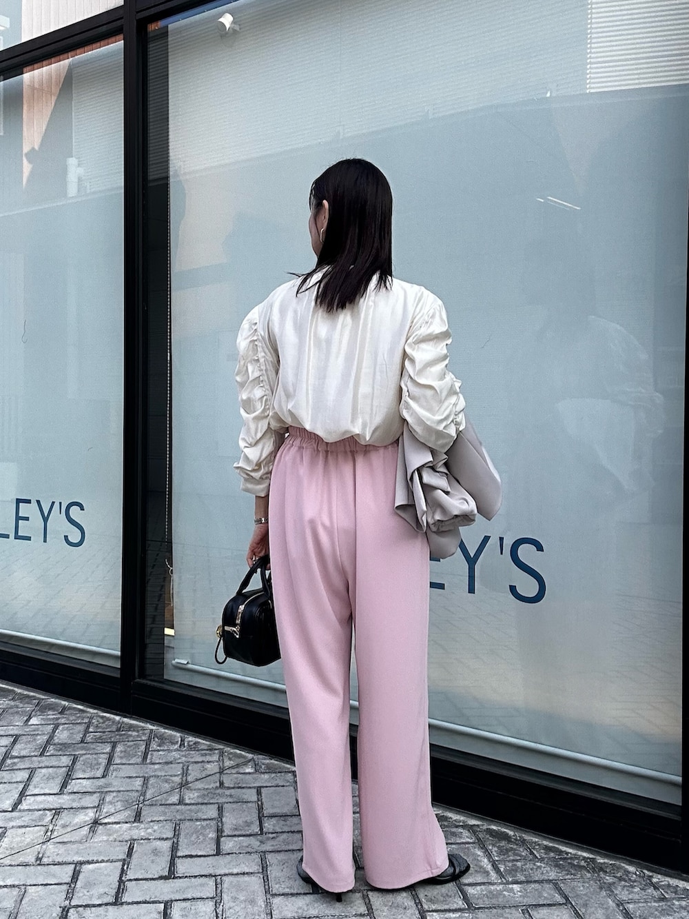 ピンク系のその他パンツ、ベージュ系のブルゾン、ホワイト系のシャツ/ブラウスを着用したレディースの冬コーディネートの9枚目の写真