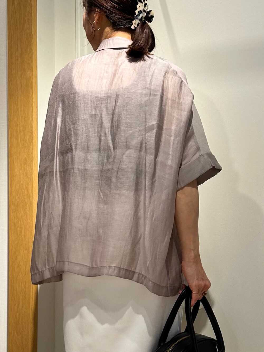 ブラック系のサンダル、グレー系のTシャツ/カットソー、ホワイト系のスカートを着用したレディースの夏コーディネートの7枚目の写真