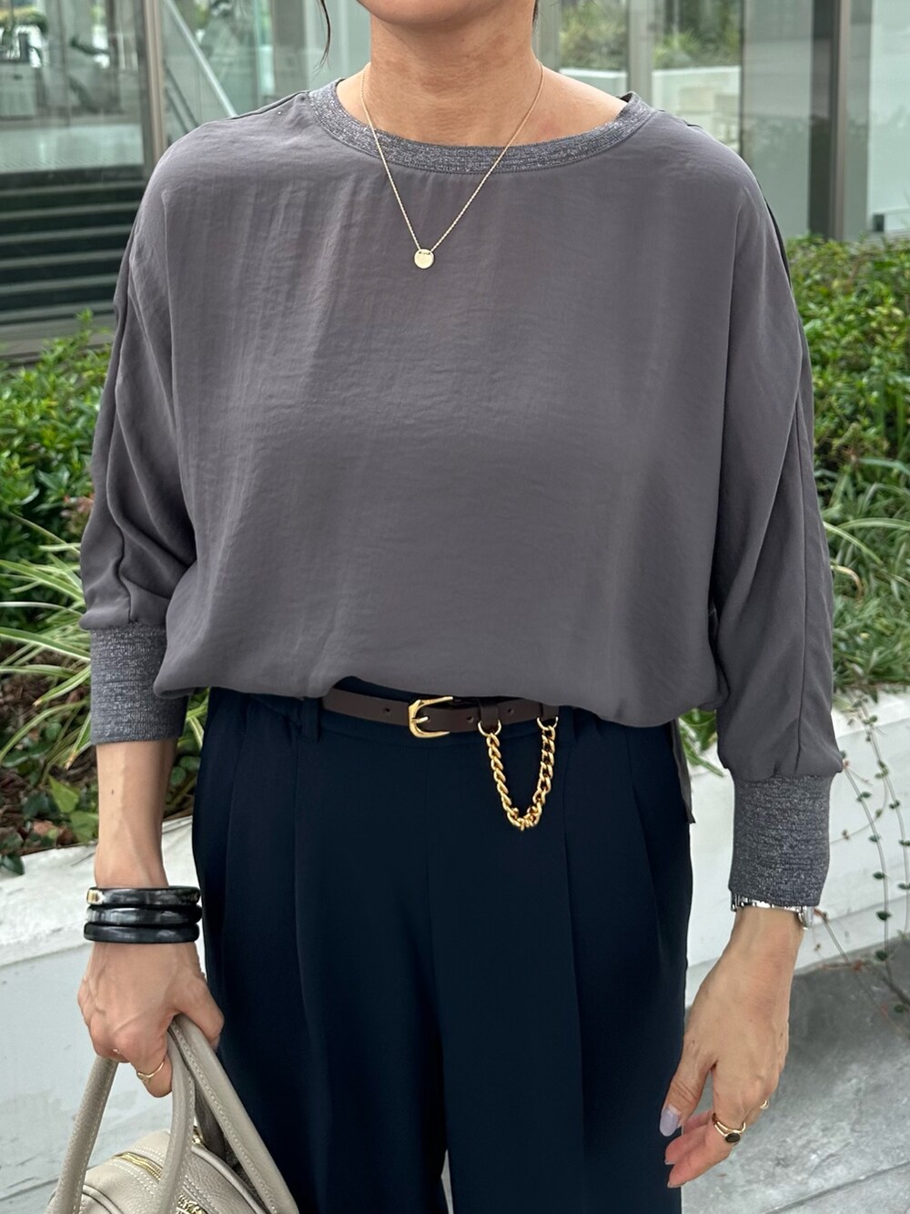 グレー系のシャツ/ブラウス、ブルー系のその他パンツ、ベージュ系のボストンバッグを着用したレディースの夏コーディネートの5枚目の写真