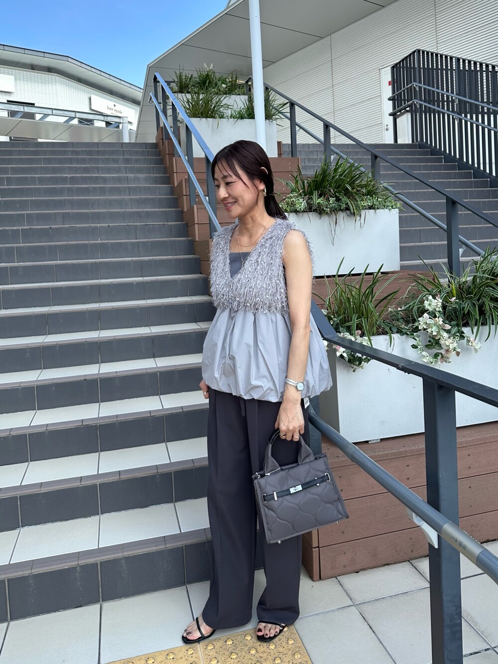 グレー系のその他パンツ、グレー系のTシャツ/カットソー、グレー系のシャツ/ブラウスを着用したレディースの夏コーディネートの2枚目の写真