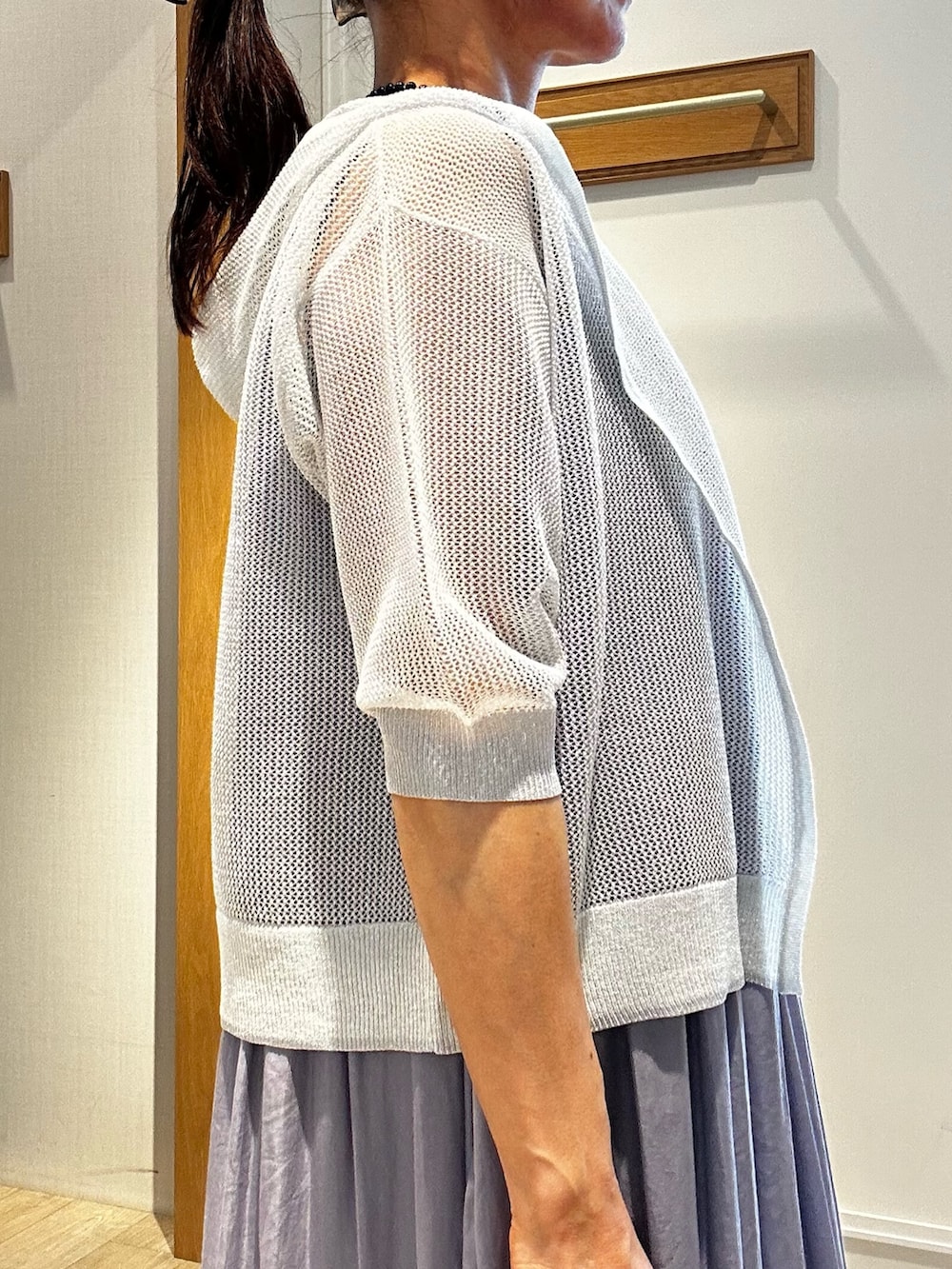 ブラウン系のTシャツ/カットソー、ベージュ系のスカート、ホワイト系のカーディガン/ボレロを着用したレディースの夏コーディネートの6枚目の写真