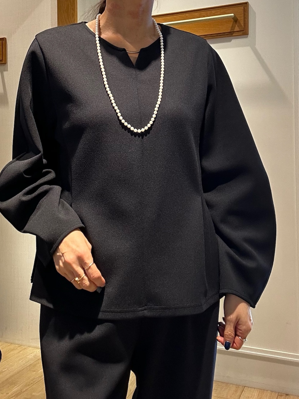 ブルー系のシャツ/ブラウス、ブルー系のその他パンツを着用したレディースの冬コーディネートの4枚目の写真