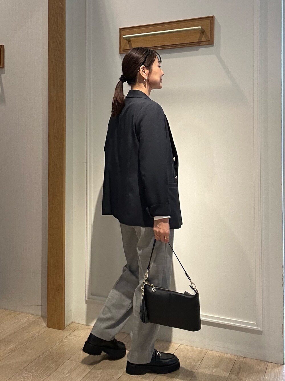 ブルー系のテーラードジャケット、ブラック系のシャツ/ブラウス、ブラック系のその他パンツを着用したレディースの冬コーディネートの3枚目の写真