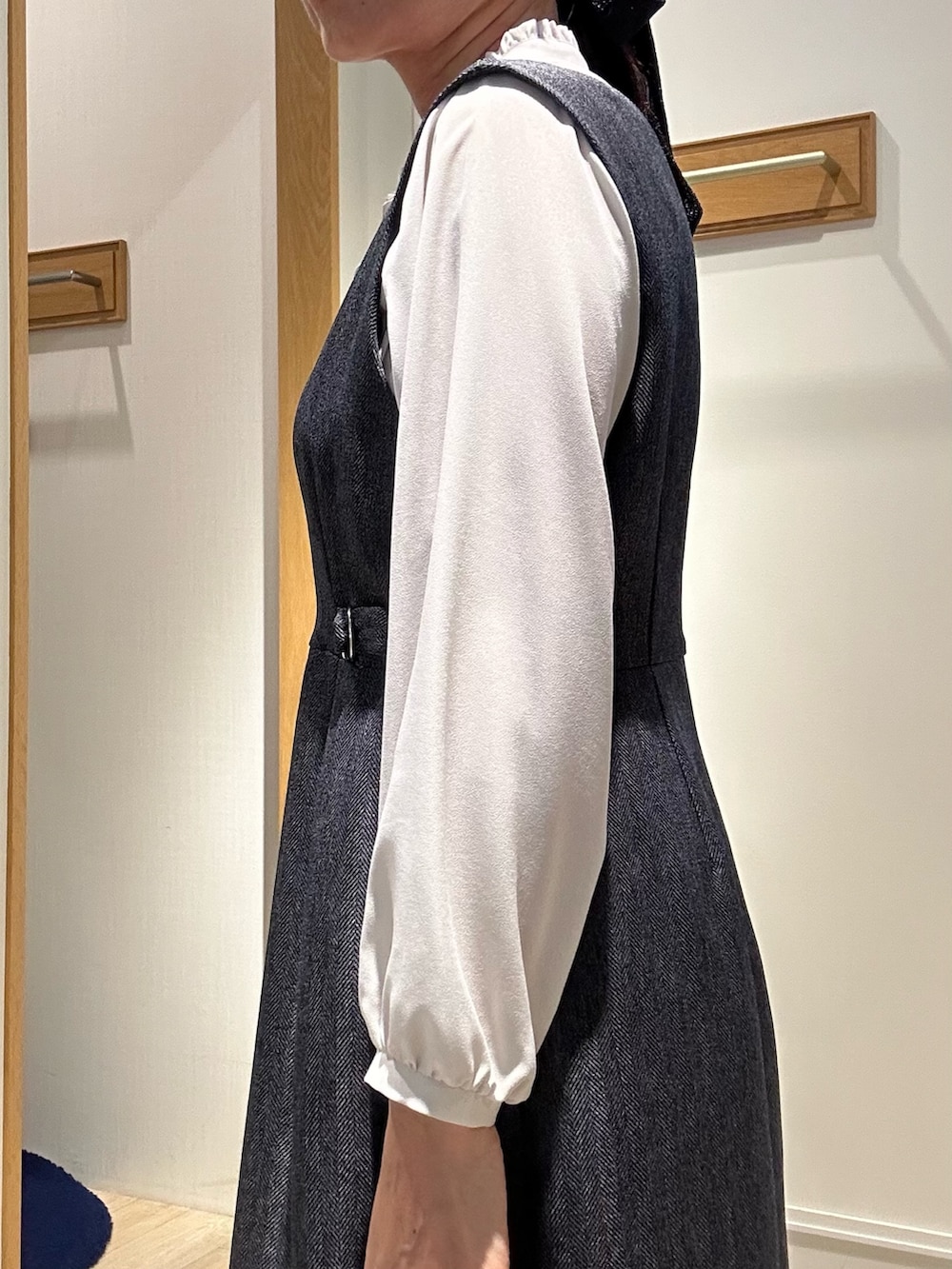 ベージュ系のシャツ/ブラウス、グレー系のワンピース、ホワイト系のカーディガン/ボレロを着用したレディースの秋コーディネートの8枚目の写真