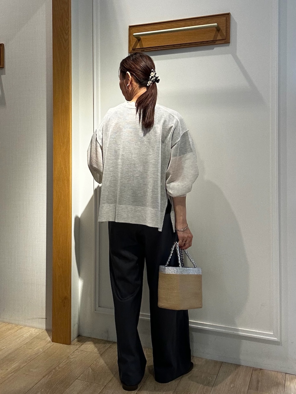 ホワイト系のTシャツ/カットソー、グレー系のその他パンツ、ベージュ系のカーディガン/ボレロを着用したレディースの夏コーディネートの8枚目の写真