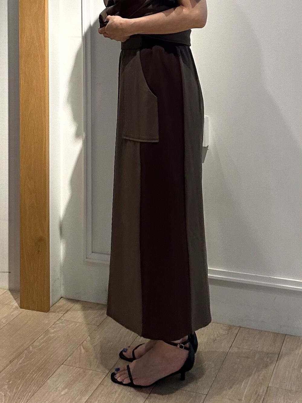 ブラウン系のTシャツ/カットソー、ブラウン系のスカート、ブラック系のサンダルを着用したレディースの夏コーディネートの10枚目の写真