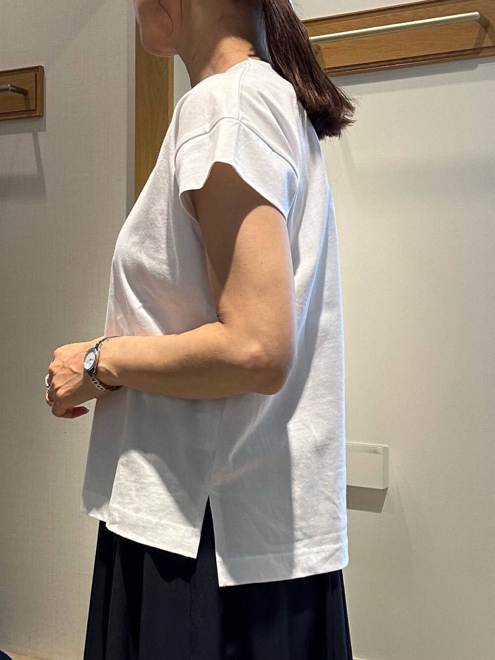 ホワイト系のテーラードジャケット、ホワイト系のTシャツ/カットソー、ブルー系のデニムパンツを着用したレディースの春コーディネートの10枚目の写真