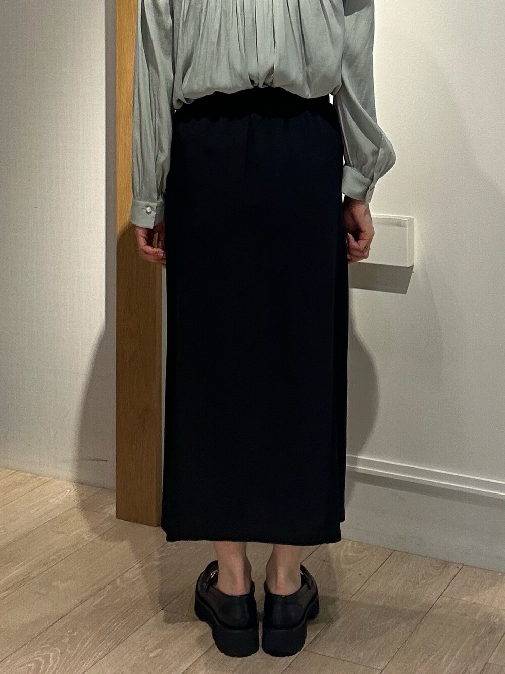 グリーン系のシャツ/ブラウス、ブラック系のスカート、ブラック系のショルダーバッグを着用したレディースの春コーディネートの9枚目の写真