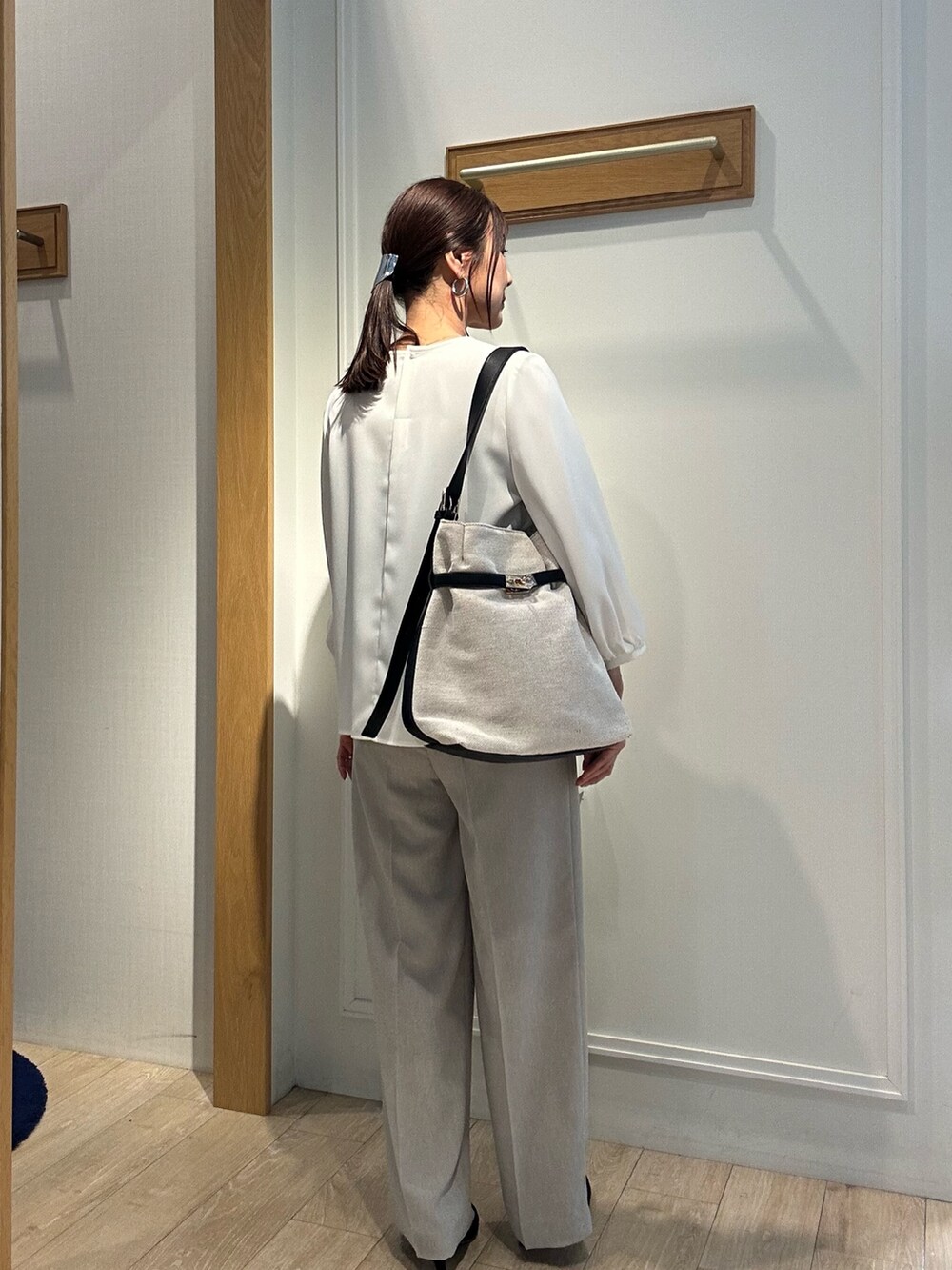 「春めき満開コーデ、淡色コーデ、春服、おでかけコーデ、ベージュ、ベージュコーデ、ベージュパンツ、スーツ、スーツコーデ、パンツスタイル、パンツコーデ、パンツスーツ、低身長、低身長コーデ、低身長女子」｜「MICO COULIERの《オケージョン対応》ヘヴィジョーゼットブラウス（シャツ/ブラウス、ホワイト系）」を使った、daimonさん（骨格ナチュラル・レディース・154cm）の春コーディネートの3枚目の写真