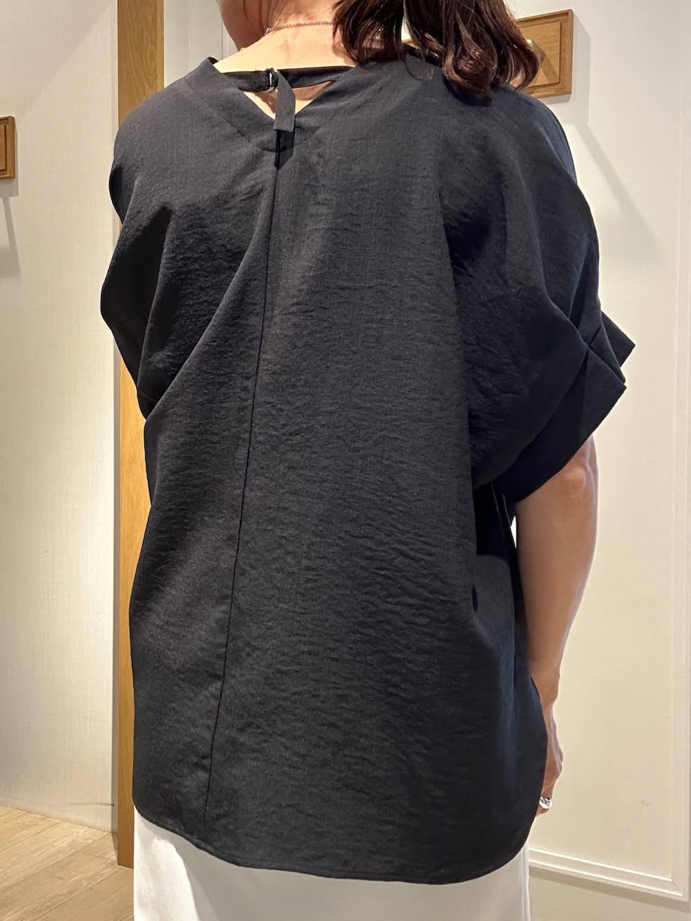「ショルダーバッグ、モノトーン、大人女子、春、大人かわいい、春服、キレイめ、今日のコーデ、低身長女子、きれいめカジュアル、シャツスタイル、きれいめコーディネート、スカートスタイル、低身長コーデ、40代ファッション」｜「MICO COULIERのサップタンブラーシャツ（シャツ/ブラウス、グレー系）」を使った、daimonさん（骨格ナチュラル・レディース・154cm）の春コーディネートの7枚目の写真