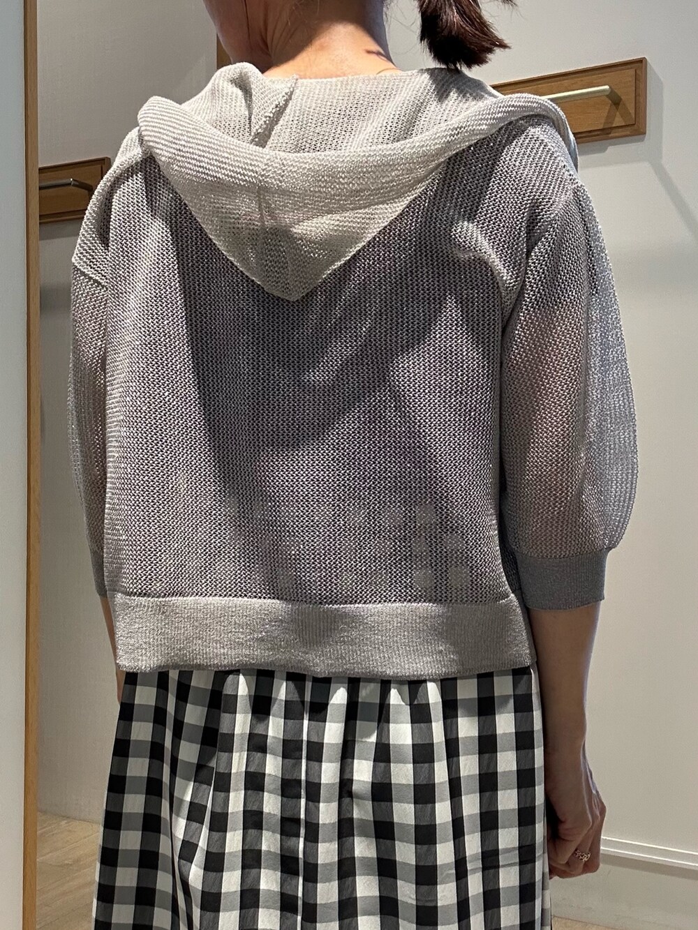 「モノトーン、サンダル、お出かけコーデ、夏服コーデ、大人コーデ、今日のコーデ、キレイめカジュアル、ガーリーコーデ、ワンピースコーデ、シンプルカジュアル、夏服、授業参観日コーデ、150cm台コーデ、低身長女子、ロングワンピース」｜「NOLLEY'S LIGHTのフードメッシュはおり（カーディガン/ボレロ、ベージュ系）」を使った、daimonさん（レディース・154cm）の春コーディネートの8枚目の写真