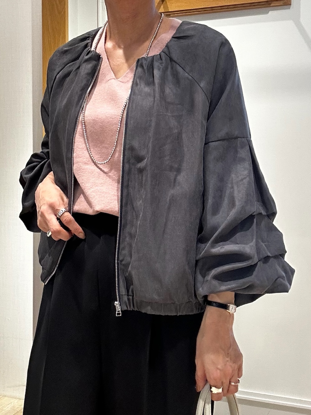ブラック系のショルダーバッグ、ブラック系のその他パンツ、グレー系のブルゾンを着用したレディースの秋コーディネートの4枚目の写真