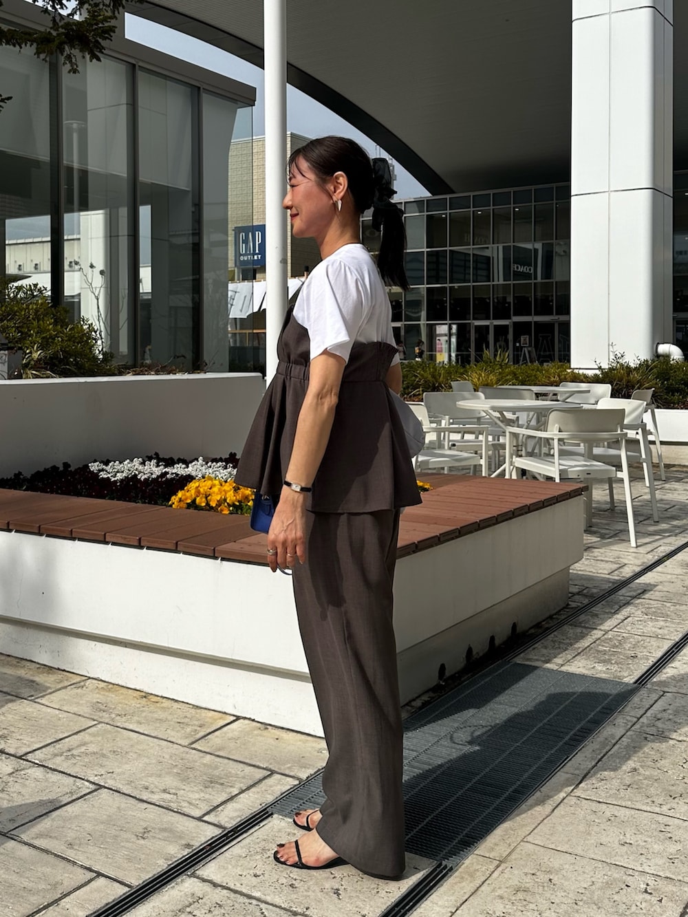 グリーン系のシャツ/ブラウス、ブルー系のブルゾン、ブルー系のショルダーバッグを着用したレディースの春コーディネートの2枚目の写真