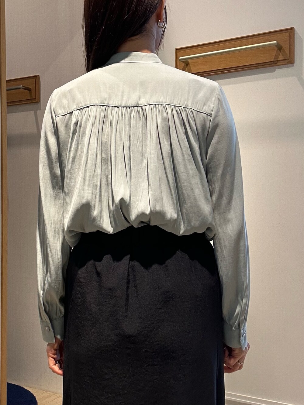 グリーン系のシャツ/ブラウス、ブラック系のスカート、ブラック系のショルダーバッグを着用したレディースの春コーディネートの7枚目の写真