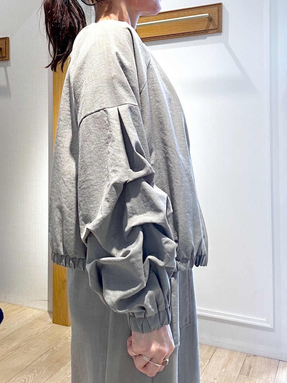 ホワイト系のTシャツ/カットソー、ブラック系のブルゾン、ブルー系のスカートを着用したレディースの春コーディネートの9枚目の写真