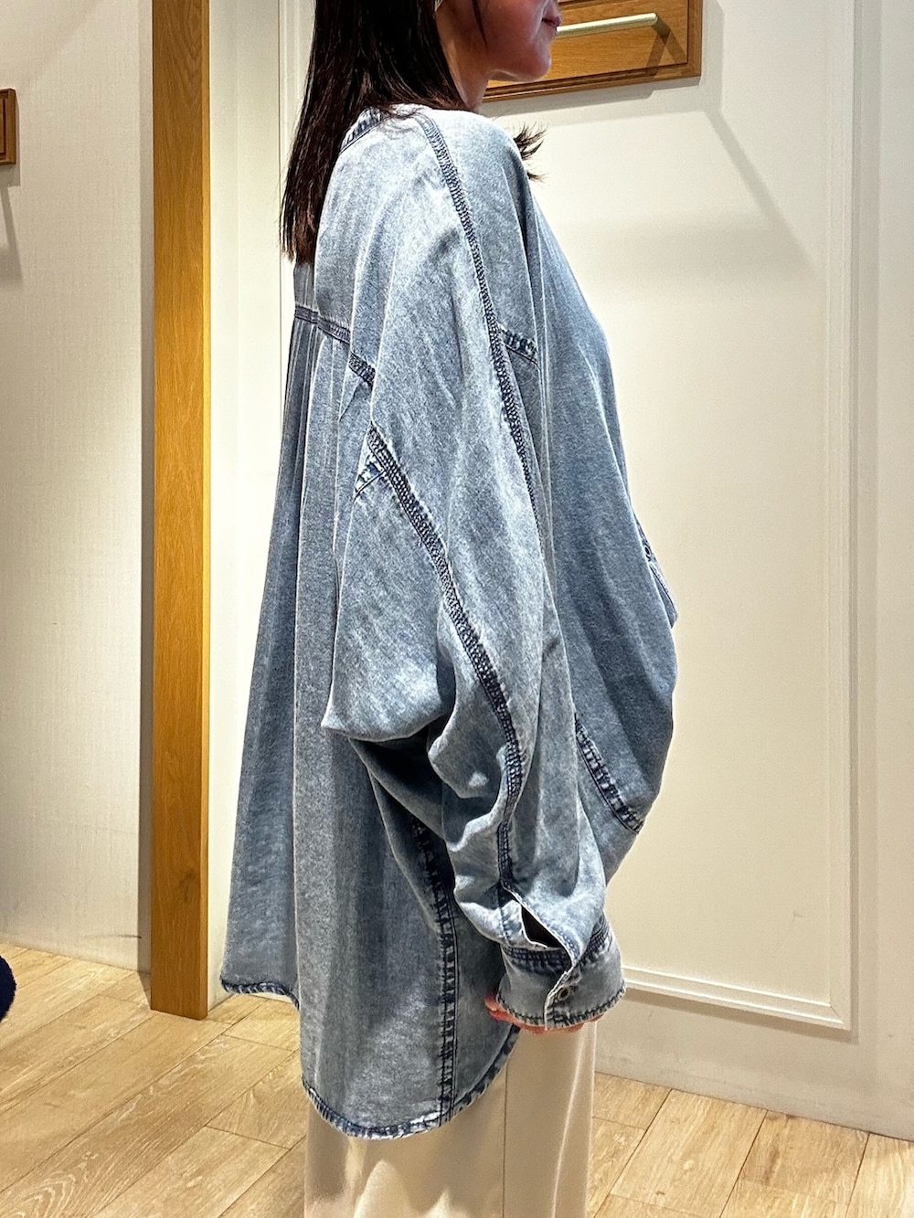 ブルー系のシャツ/ブラウス、ホワイト系のその他パンツ、ブルー系のその他アウターを着用したレディースの春コーディネートの8枚目の写真