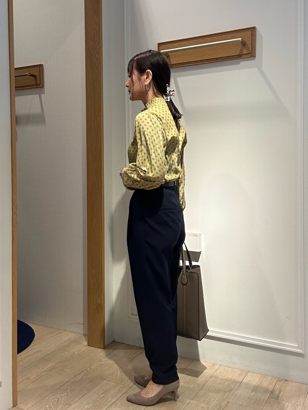 ブルー系のノーカラージャケット、ブルー系のその他パンツ、イエロー系のシャツ/ブラウスを着用したレディースの春コーディネートの9枚目の写真