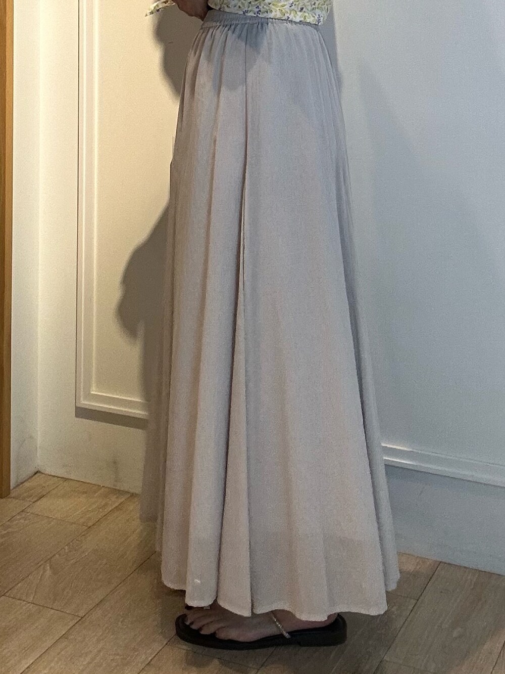 ホワイト系のスカート、イエロー系のシャツ/ブラウス、ゴールド系のネックレスを着用したレディースの春コーディネートの8枚目の写真