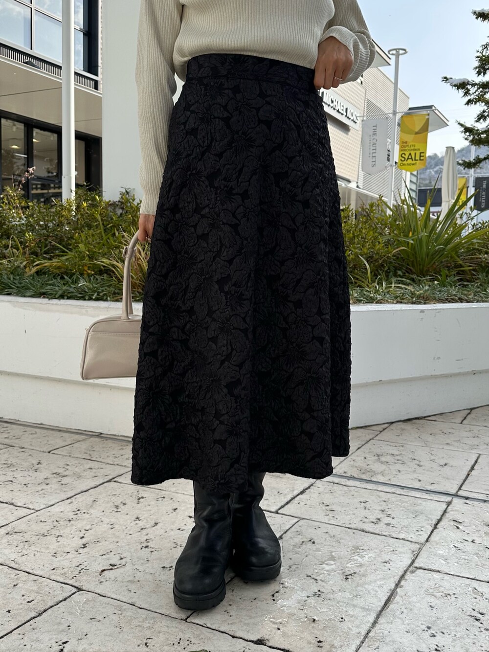 「冬アウター、オトナ女子、冬のコーデ、キレイめカジュアル、大人女子、スカートコーデ、お出かけコーデ、ホワイト、低身長女子、セレモニー、低身長コーデ、40代ファッション、きちんとスタイル、ジャガードスカート、ジャガード」｜「MICO COULIERのフライス編みナッピングジャケット（ブルゾン、ホワイト系）」を使った、daimonさん（骨格ナチュラル・レディース・154cm）の冬コーディネートの9枚目の写真