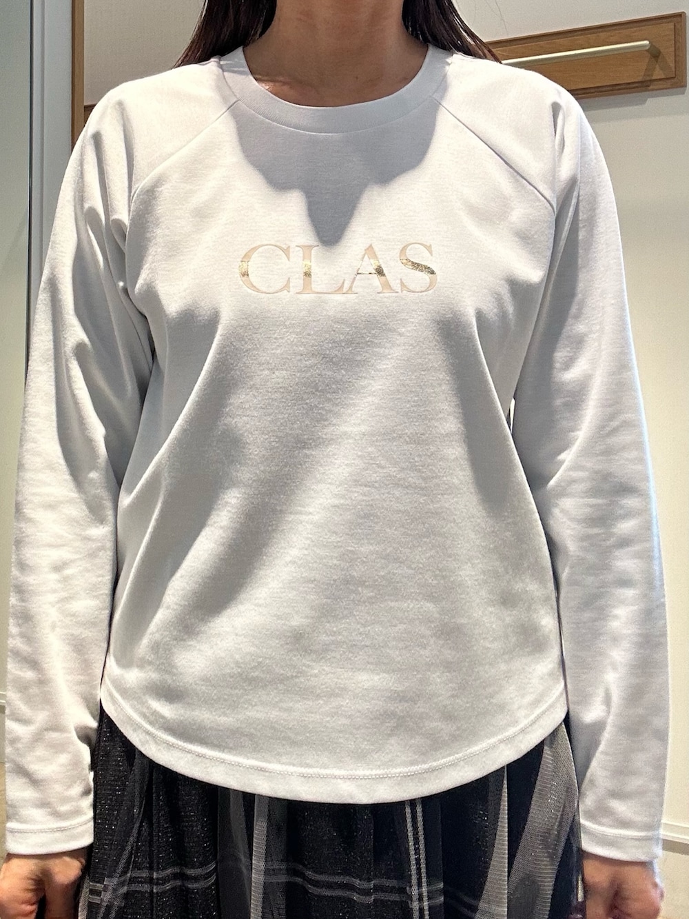 ホワイト系のTシャツ/カットソー、グレー系のスカートを着用したレディースの冬コーディネートの5枚目の写真