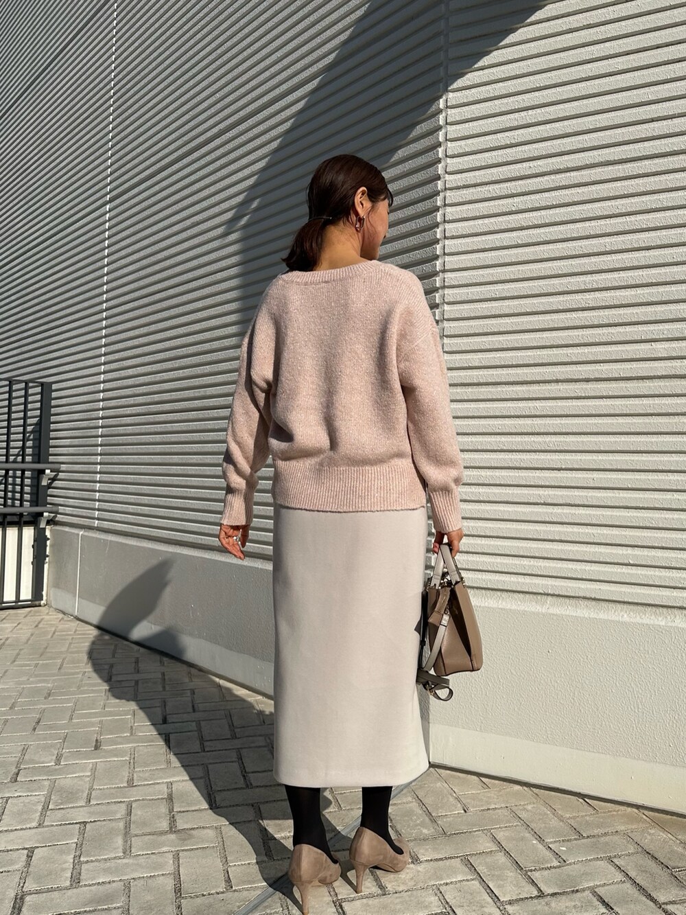 「淡色コーデ、冬アウター、秋冬コーデ、大人かわいい、休日コーデ、おでかけコーデ、キレイめ、シンフルコーデ、きれいめコーディネート、お仕事コーデ、低身長コーデ、ムートンコート、ファーコート、ニットコーデ、40代ファッション」｜「MICO COULIERのフェイクムートンファーコート（ブルゾン、グレー系）」を使った、daimonさん（骨格ナチュラル・レディース・154cm）の冬コーディネートの7枚目の写真