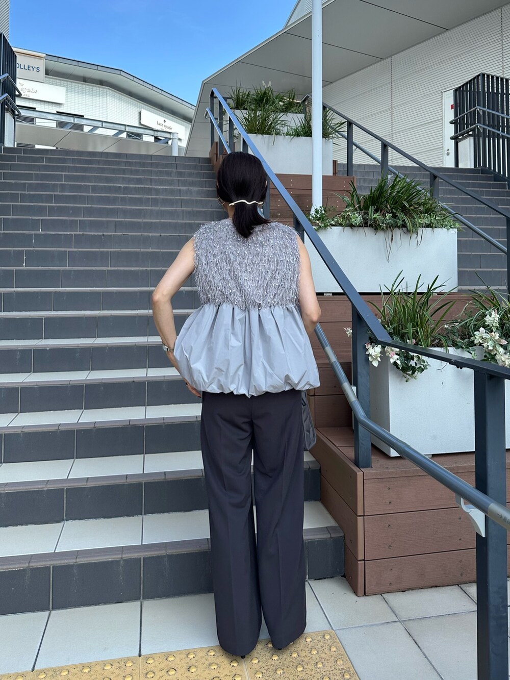 グレー系のその他パンツ、グレー系のTシャツ/カットソー、グレー系のシャツ/ブラウスを着用したレディースの夏コーディネートの3枚目の写真