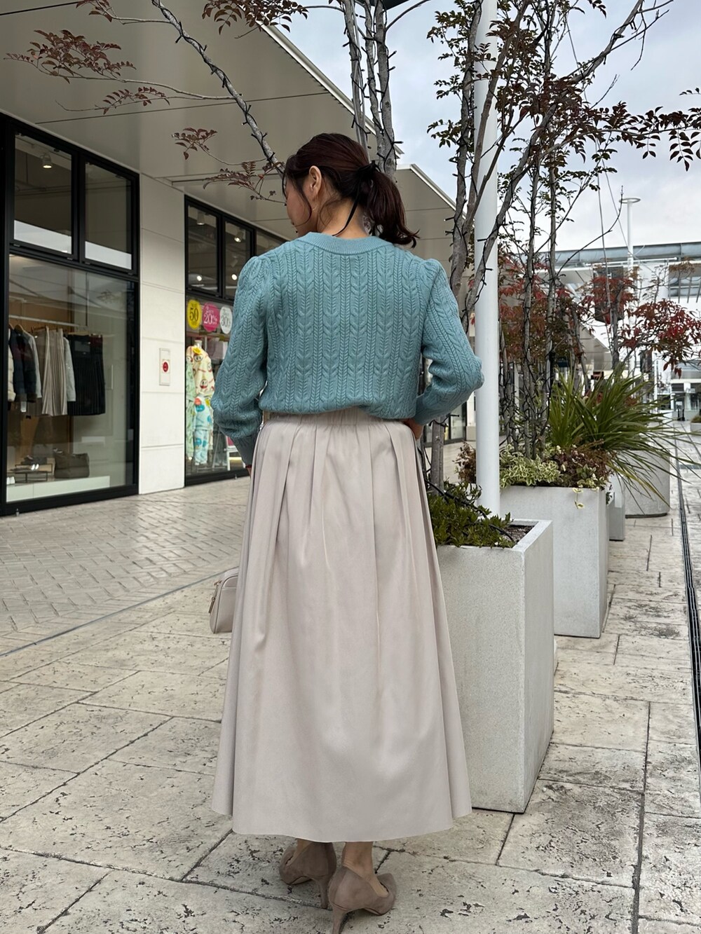 「オトナカワイイ、真冬のあったかスタイル、おでかけコーデ、オトナカジュアル、ラフコーデ、秋冬コーデ、低身長コーデ、ニット/セーター、冬アウター、アウターコーデ、キレイめ、低身長女子、40代ファッション、40代女性、白アウター」｜「MICO COULIERのフライス編みナッピングジャケット（ブルゾン、ホワイト系）」を使った、daimonさん（骨格ナチュラル・レディース・154cm）の冬コーディネートの4枚目の写真